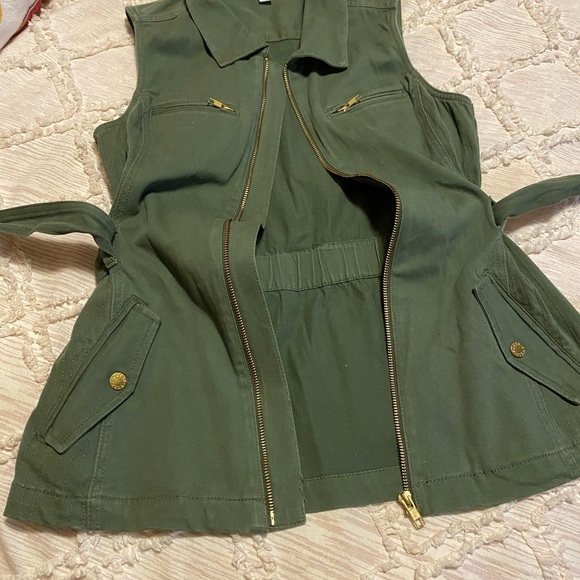 Women’s Guess army green vest. Size medium. - Picture 3 of 8